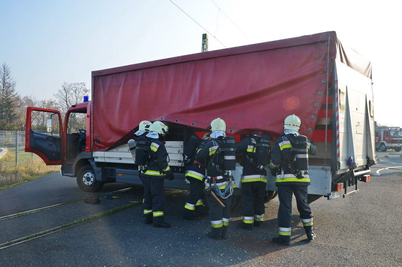 Tűzoltási és műszaki mentési gyakorlat Szombathelyen, a GySEV Zrt. konténer pályaudvarán