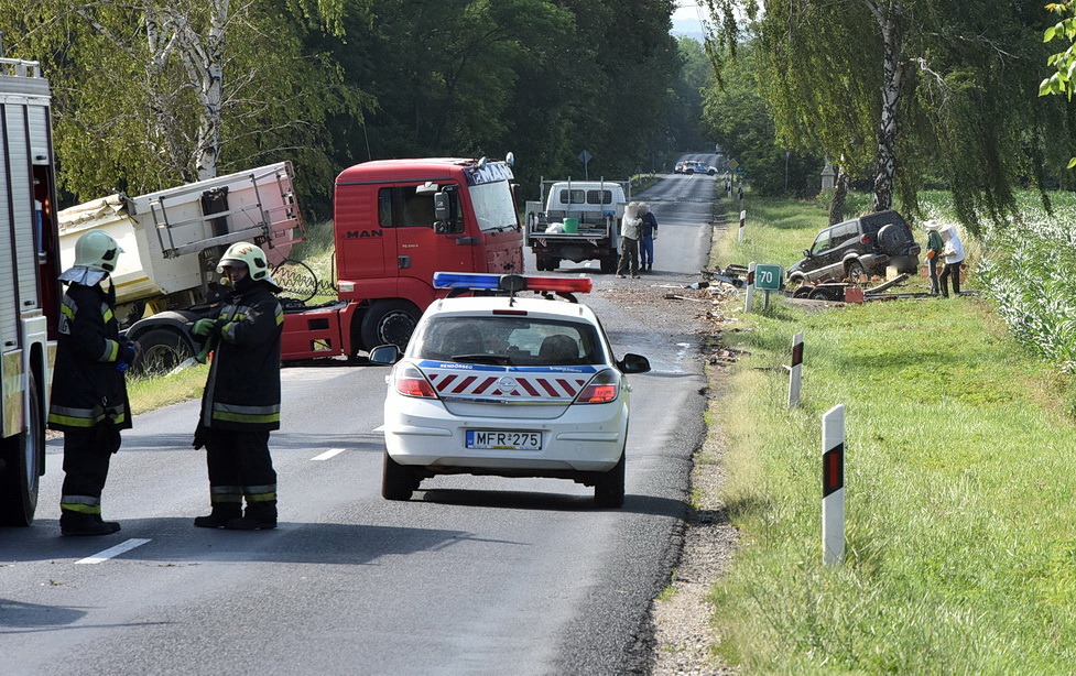 Kamion és méheket szállító utánfutós jármű ütközött Vasvárnál