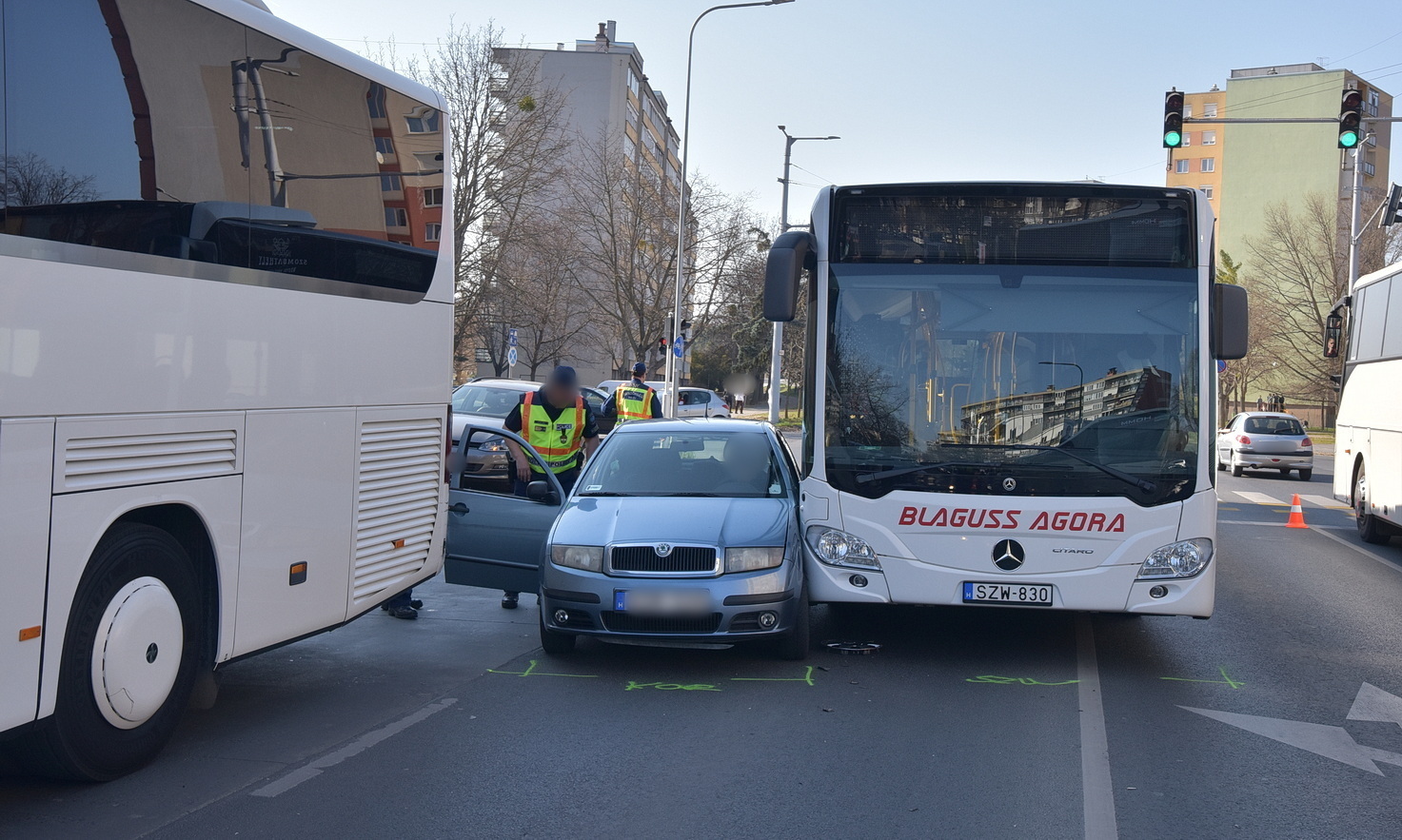 Két busz közé szorult egy Skoda - megsérült a busz utasa Szombathelyen