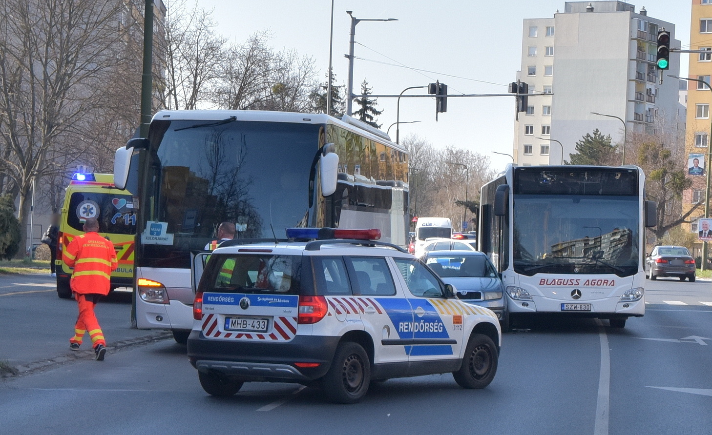 Két busz közé szorult egy Skoda - megsérült a busz utasa Szombathelyen