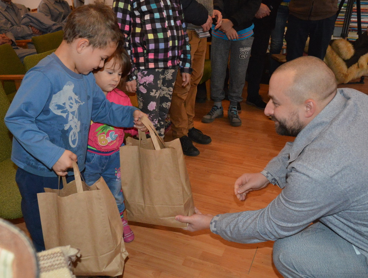 Rabok ajándékoztak csokoládét a Gencsapáti Gyermekotthon lakóinak
