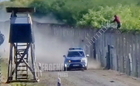 Videó: Rendőrautó szélvédőjét repesztette be a határkerítésről egy csuklyás férfi létrával, Ásotthalomnál