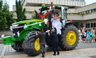 John Deere traktorral érkezett a menyasszony Szombathelyen