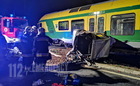 Mercedes hajtott vonat elé Vasváron - élve szabadították ki a sofőrt a roncsból