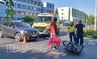 Motoros ételfutárt ütött el egy kanyarodó Suzuki Szombathelyen 