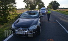 Hintóülés törte be egy VW ablakát a 84-esen - megsérült a sofőr