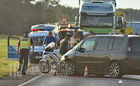 Videó a motorosrendőr-baleset helyszínéről - megforduló Renault ütközött a motorral