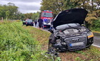 Árokból hajtott VW oldalának egy Audi - súlyosan megsérült a vétlen
