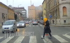 Forgalomra figyelő gyalogos kijelölt gyalogátkelőhelyen, kis hibával - videón