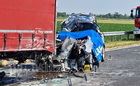 Lengyel család három tagja halt meg az M86-oson - defektes Mercedes kamion pótkocsijába hajtott fékezés nélkül egy Opel