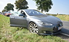 Tesla oldalának koccant egy előzésbe kezdő Suzuki Zsédeny közelében, a 84-es főúton