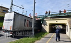 Híd alá szorult egy magyar kamion Szombathelyen