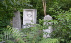 Zsidó temető a fák között és falusi temető Moldovában
