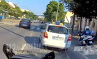 Rendőrmotorral lefülelt szabálysértők videón