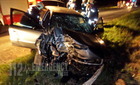 Fának csapódott egy autó Molnaszecsődnél – egy ember beszorult a járműbe