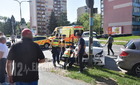 Három autót tolt össze és oszlopnak ütközött egy BMW Szombathelyen