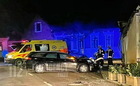 Frissítve: Több autót is összetört egy Ford, mielőtt házfalnak csapódott Kőszegen