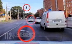 Rendőrségi videók: Buszsávban haladó autók, kanyarodósávval ügyeskedő sofőrök rendőrségi felvételeken