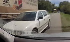 Videó: Életveszélyes szituáció a kanyarban - előző autókkal találta magát szembe a sofőr