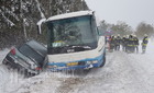 Hófúvásban csúszott busz elé egy autó Bozsok közelében