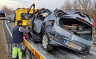 Lesodródott a töltésen és fának ütközve felborult egy Peugeot Szombathely határában - súlyosan megsérült a sofőr