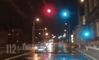 Tilos jelzésnél tévedésből elinduló sofőr - videó