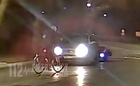 Videó: Körforgalomban forgalommal szembe tekerő kerékpáros Szombathelyen