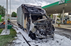 Kiégett egy kisteherautó motortere egy szombathelyi benzinkúton