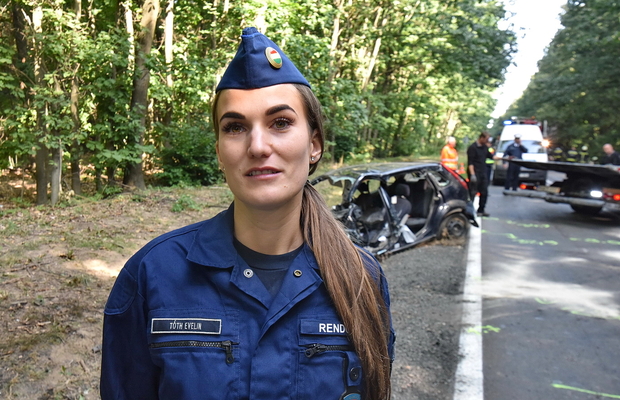 Tóth Evelin r. főhadnagy, a Zala Megyei Rendőr-főkapitányság sajtóreferense egy halálos baleset helyszínén