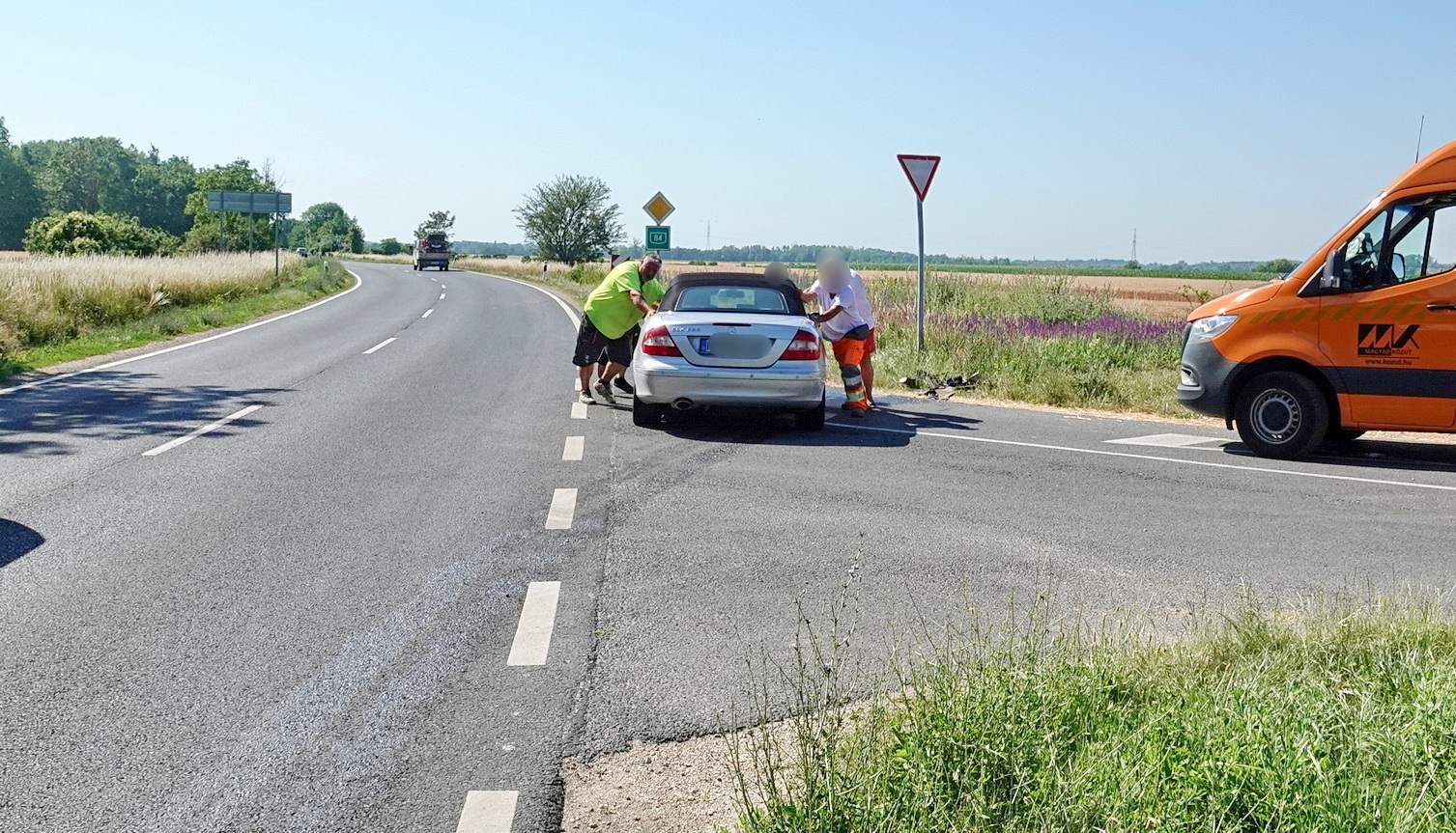 Elaludt a sofőr, oszlopnak hajtott egy Mercedes a 84-es főúton, Sajtoskál közelében