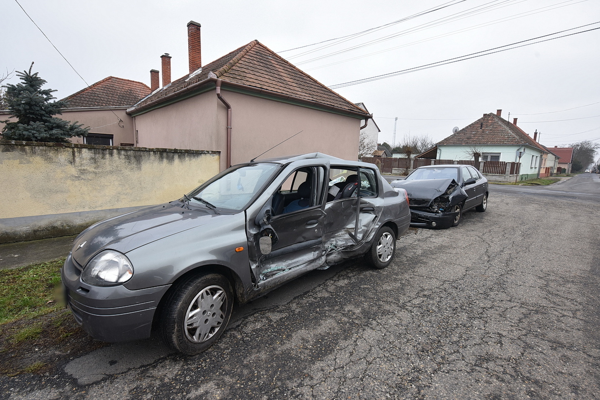 Ketten megsérültek Körmenden - Citroen elé hajtott egy Renault