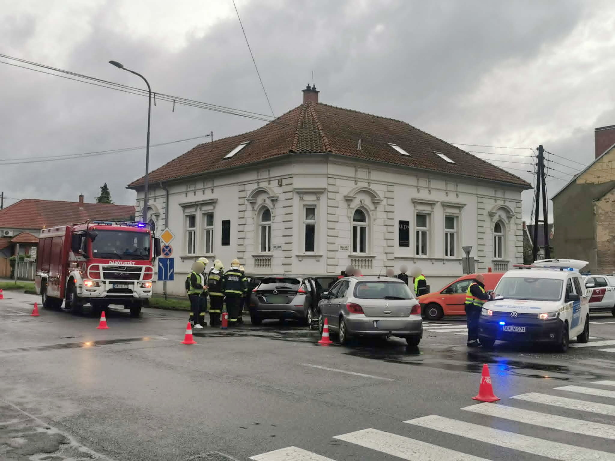 Nissan kanyarodott Peugeot elé Szombathelyen - ketten megsérültek