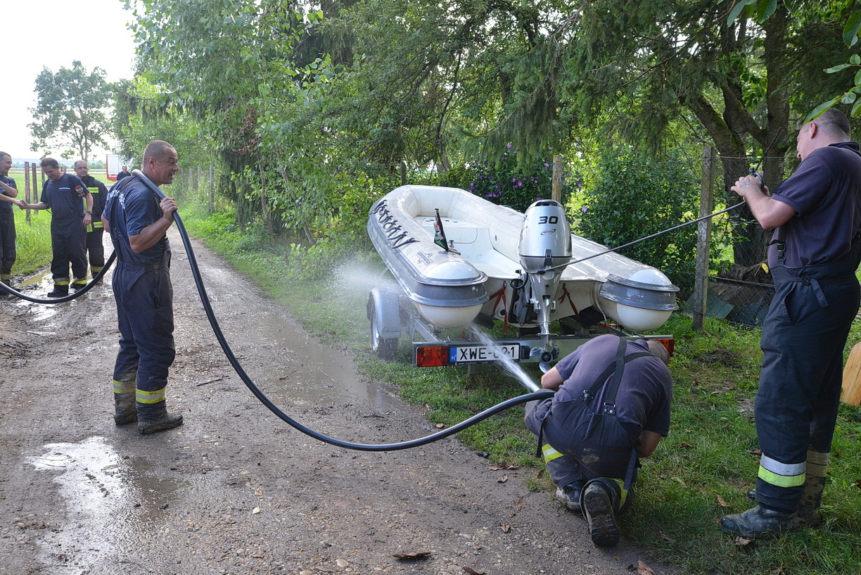 Végre élő embereket kereshettek a csónakkal...