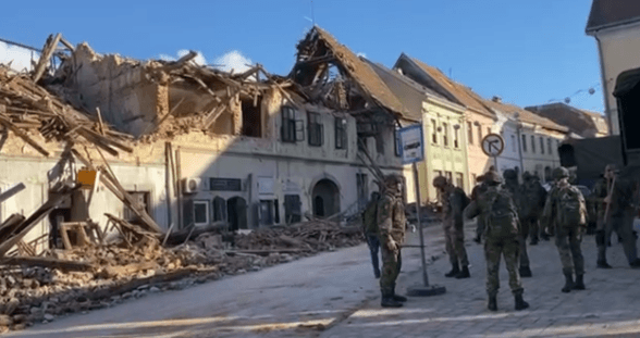 Katonák dolgoznak a károk elhárításán Zágrábban a december 29-i földrengés után - Forrás: 24sata