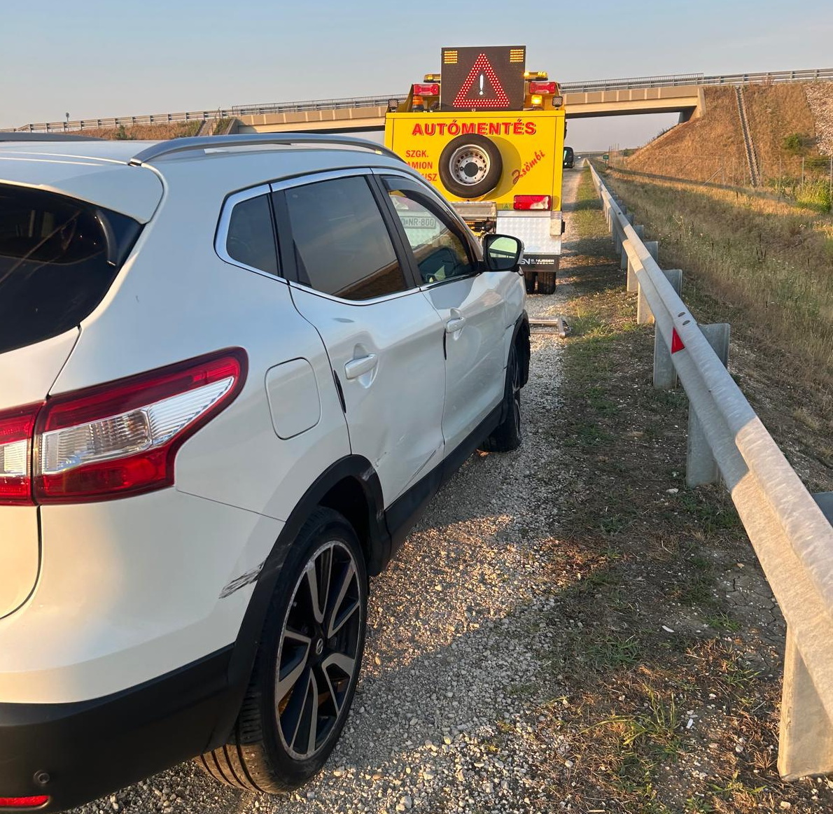 Szalagkorlátnak ütközött a szlovák rendszámú Nissan - elaludt a sofőr az M86-os autóúton Fotó: O.K.