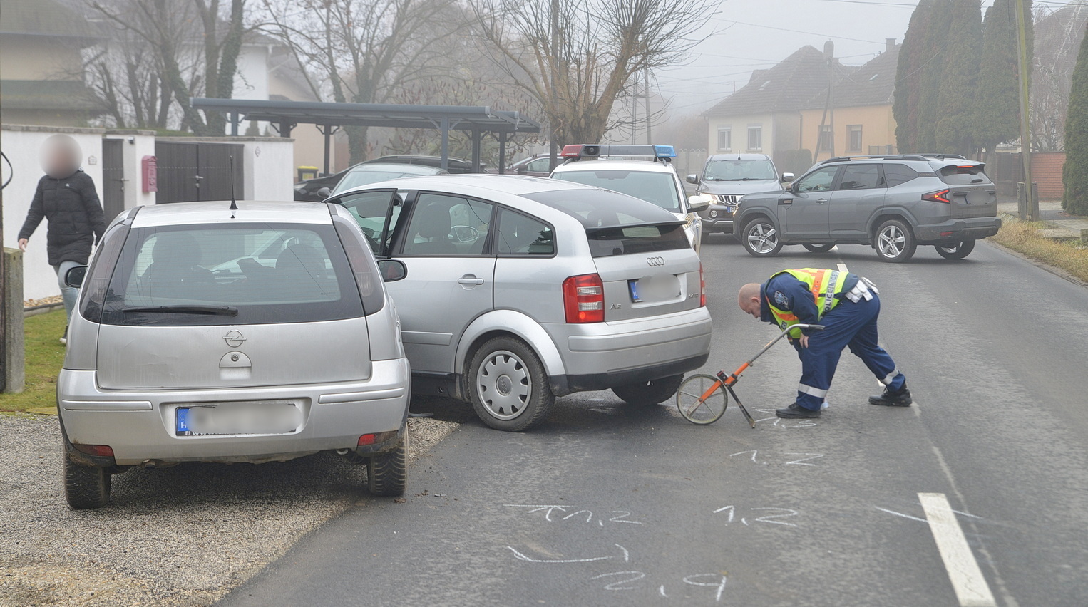 Kocsibeállóról elinduló Audit akart kikerülni az Opel vezetője, de az balra kanyarodott