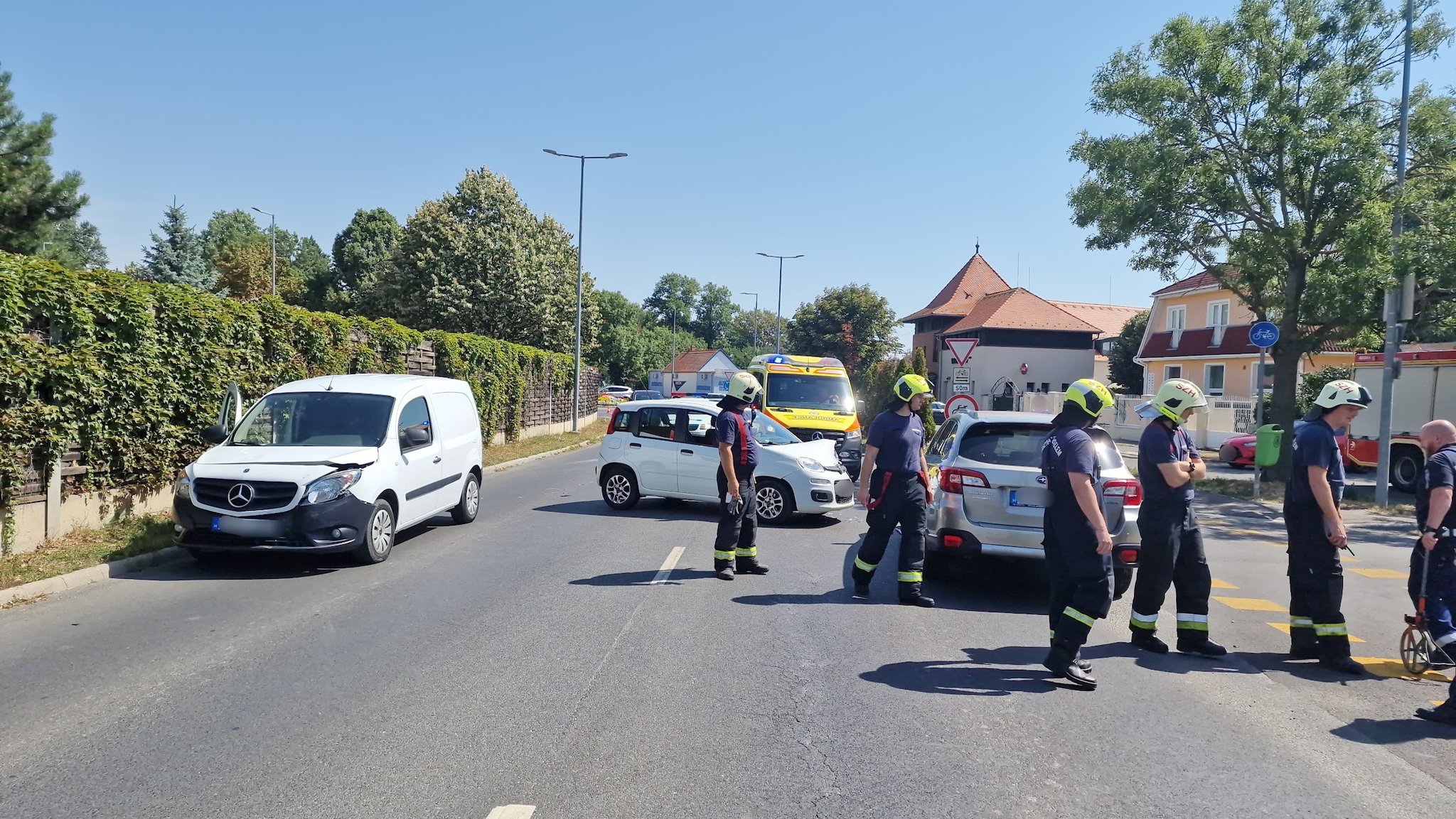Érkező Subaru elé tolt egy Fiatot egy Mercedes Szombathelyen - megsérült a két vétlen sofőr