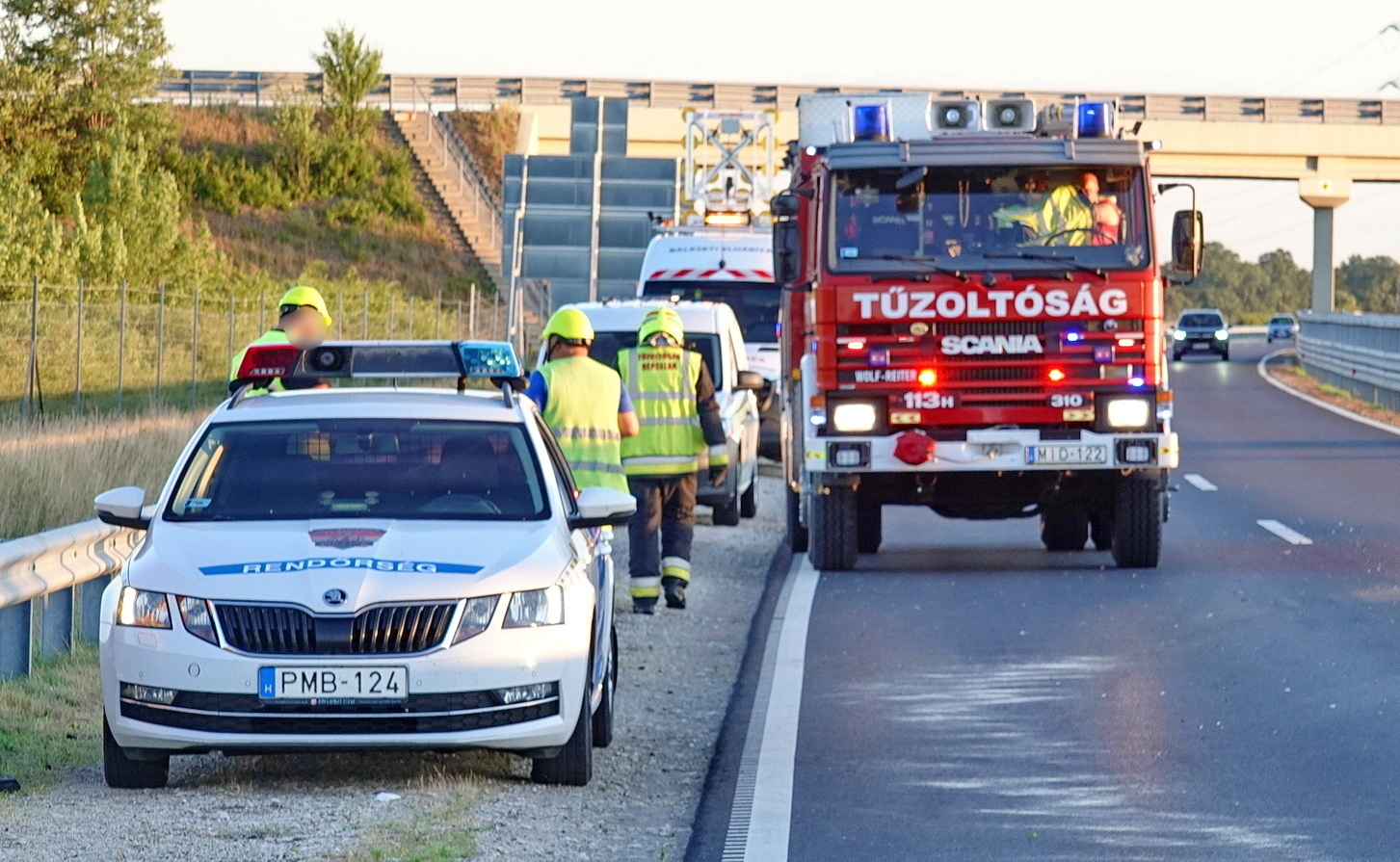 Defekt után szalagkorlátnak ütközött egy Opel az M86-os autóúton, Répcelak közelében