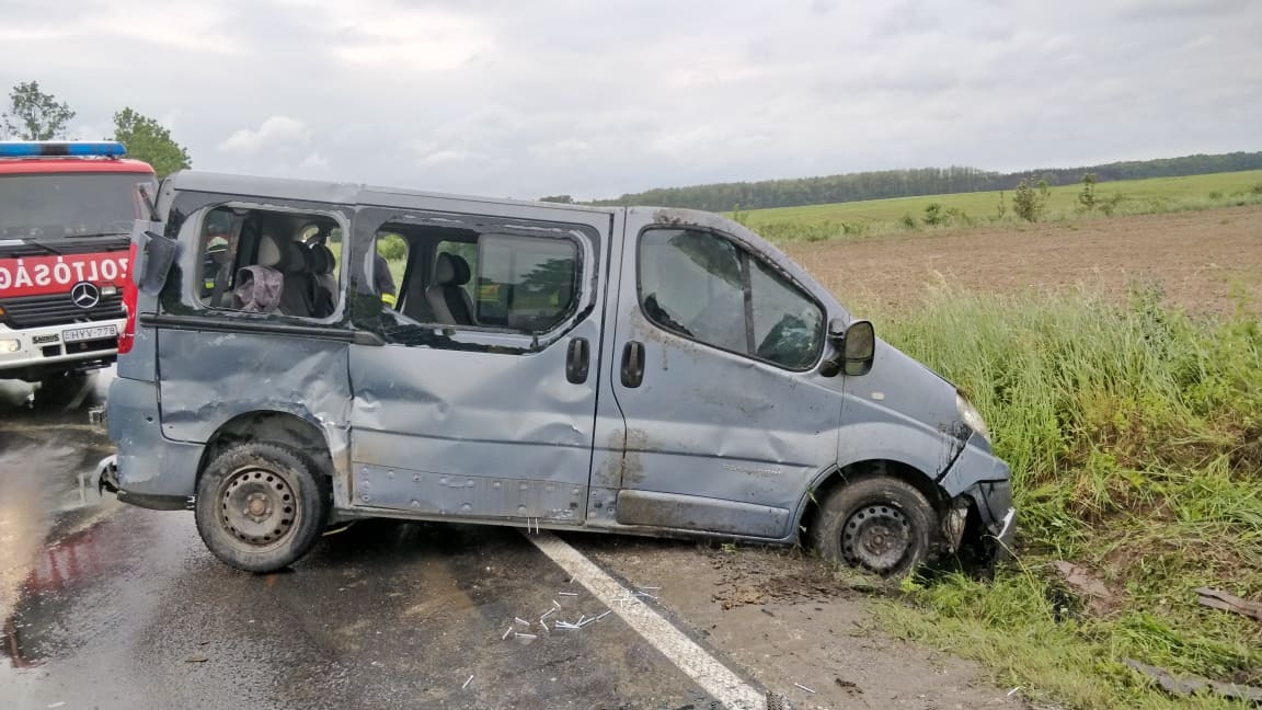 Megcsúszó Renaultnak ütközött Toyota Sorokpolány közelében