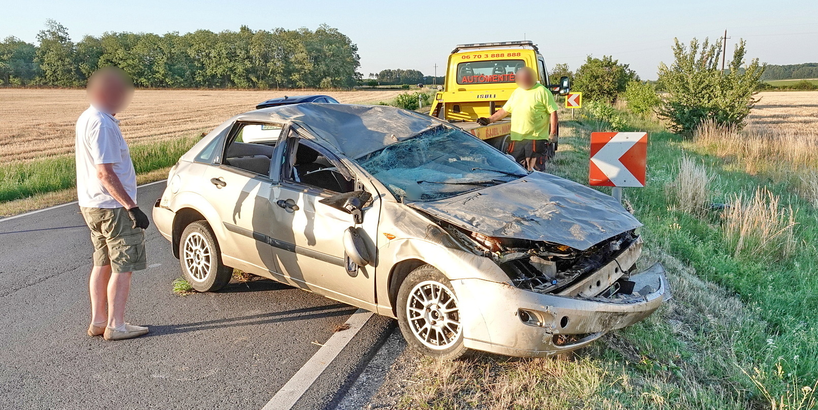 Kimászott a totálkáros Fordból és elsétált a sofőr a 86-os főúton, Egyházasrádócnál