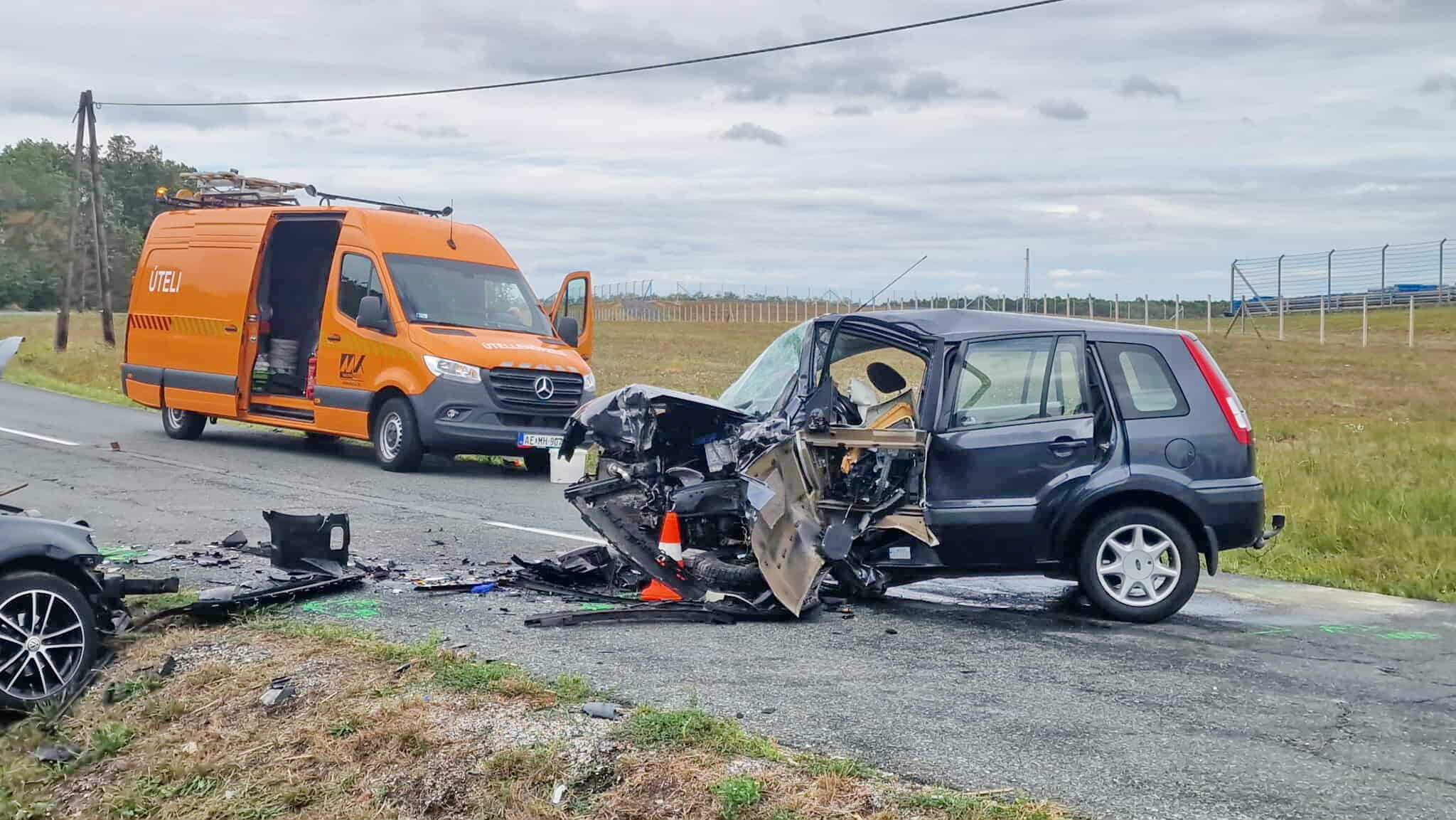 Életveszélyesen megsérült az okozó - kanyarban sodródott VW elé egy Ford Ostffyasszonyfánál