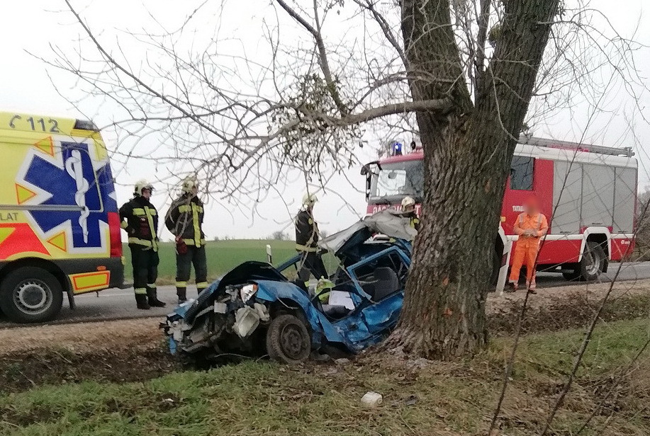 Halálos baleset Tata és Környe között - Fotó: Katasztrófavédelem