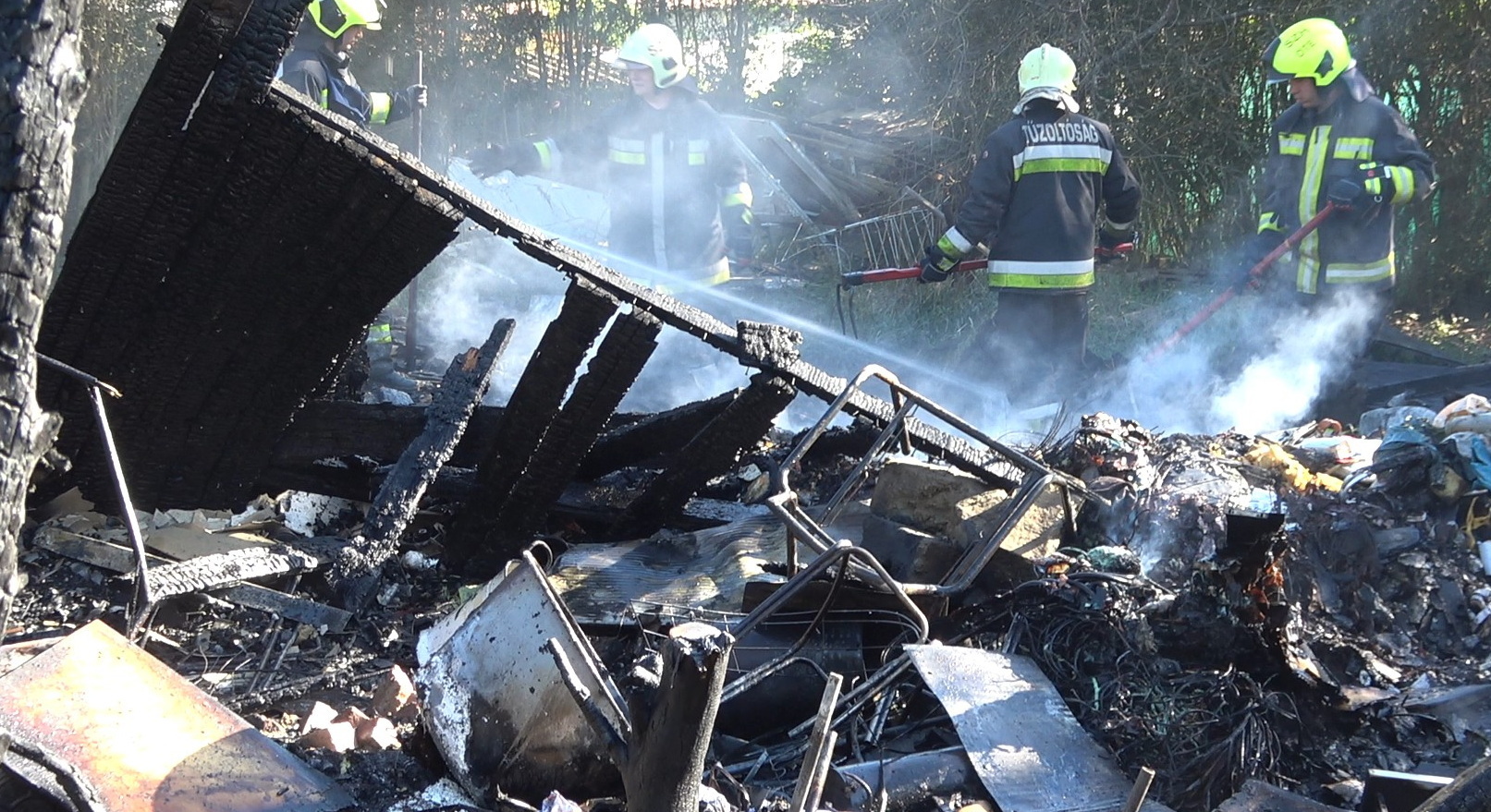 Tűzoltók dolgoznak a leégett Parkerdei háznál, Szombathelyen
