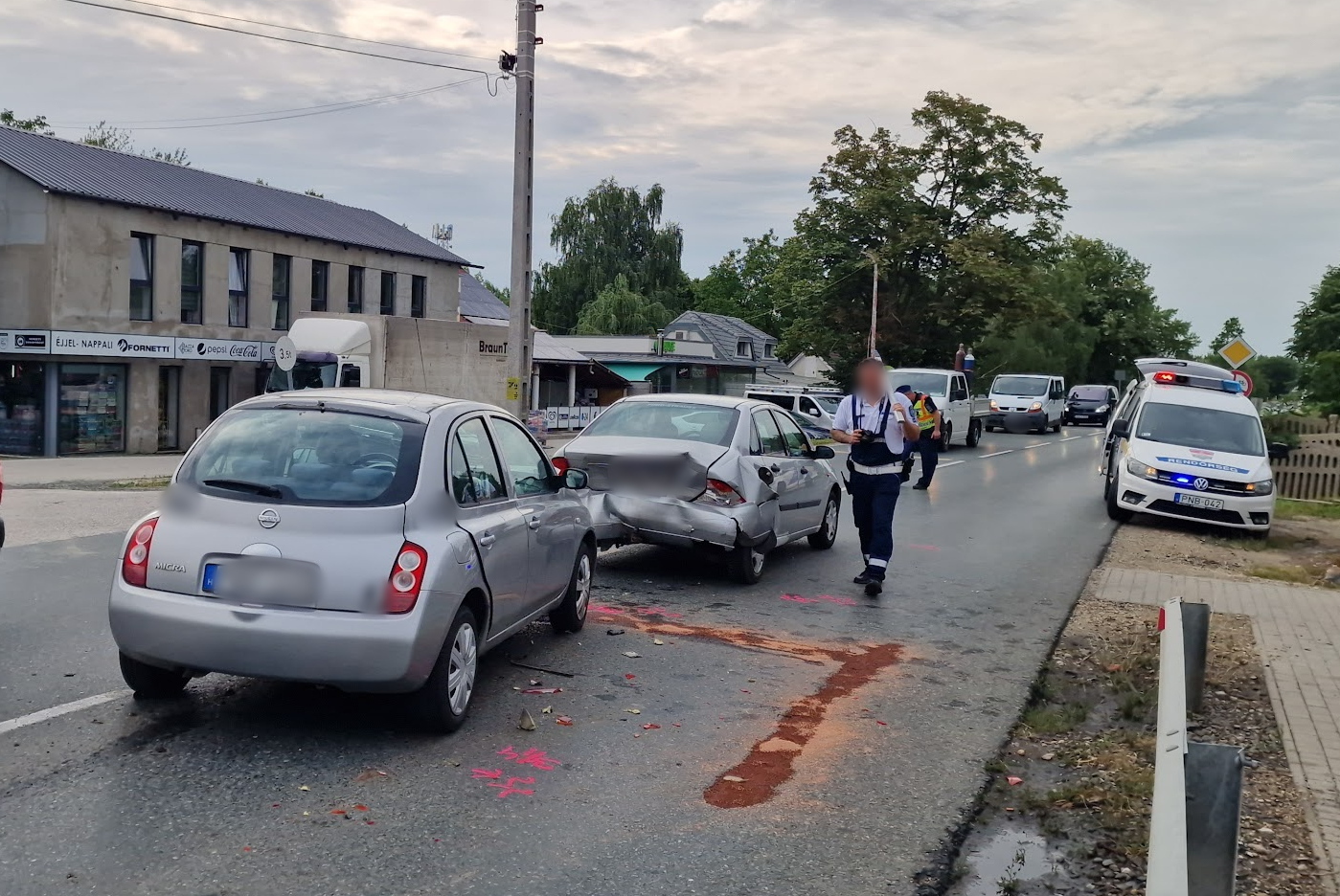 A pavilonsor előtt nem ritka a ráfutásos baleset - egy kanyarodósávval biztonságosabb lenne itt a 87-es főút