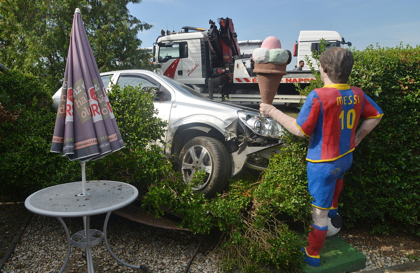Kávézó kerítését tarolta le egy Opel Táplánszentkereszten, a 87-es főút mellett - kanyart egyenesített ki a sofőr