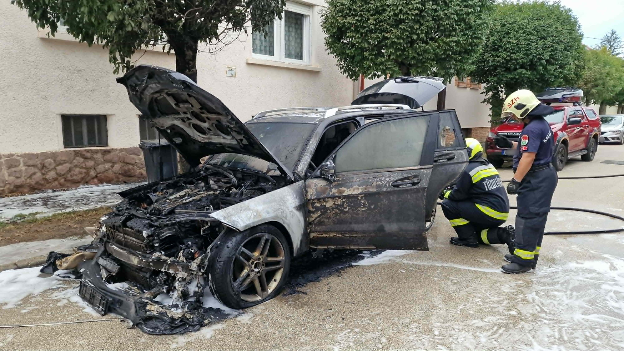 Kiégett egy Mercedes Szombathelyen - nem terjedt át a szomszédos autókra a tűz