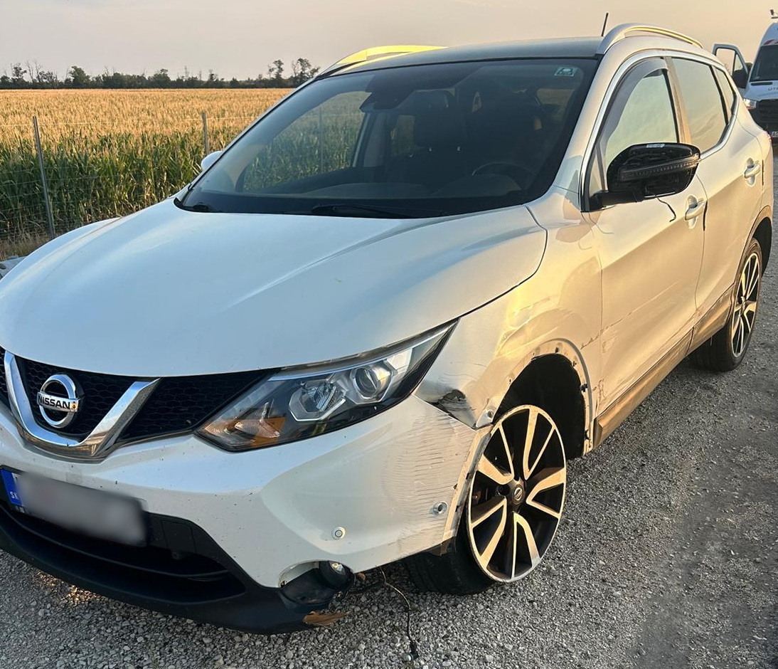 Szalagkorlátnak ütközött a szlovák rendszámú Nissan - elaludt a sofőr az M86-os autóúton Fotó: O.K.