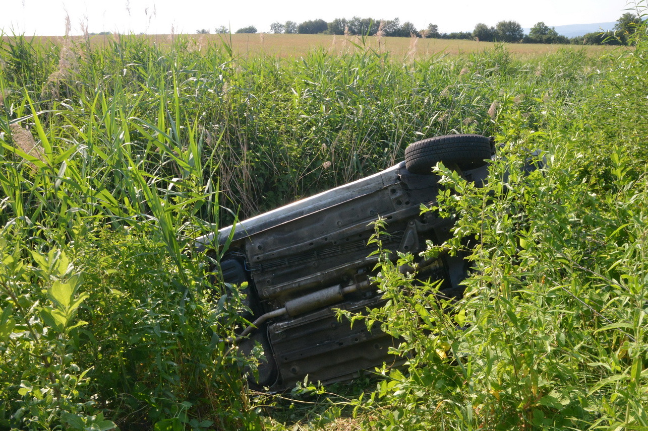 Patakmederbe csapódott egy Opel Bozsok közelében