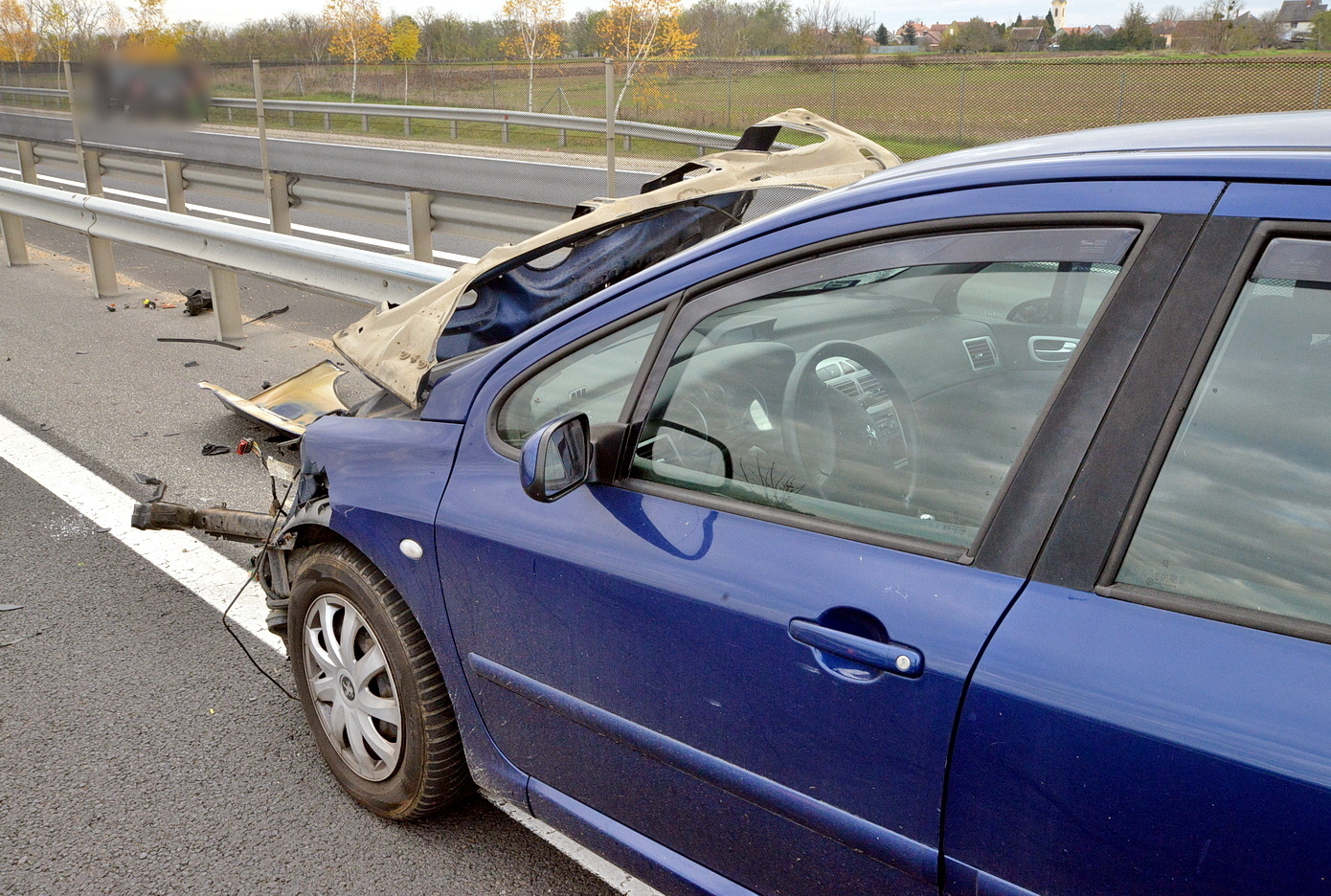 Szalagkorlátnak hajtott Peugeot az M86-os autóúton