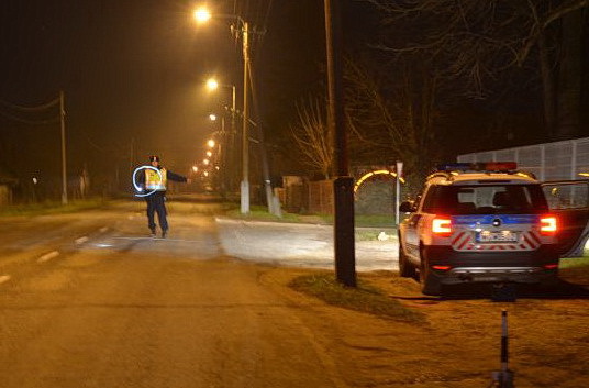 A férfi gázt adott, a rendőr el tudott ugrani előle